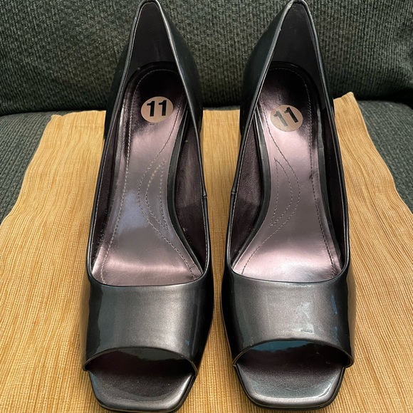 Tahari Peeptoe Herls - Picture 7 of 12